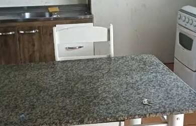 Imagem: A casa possui 1 Dormitório e 1 Banheiro e está localizado