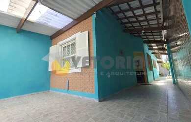 Imagem: A casa possui 2 Dormitórios, 1 Banheiro, 2 Vagas na garagem