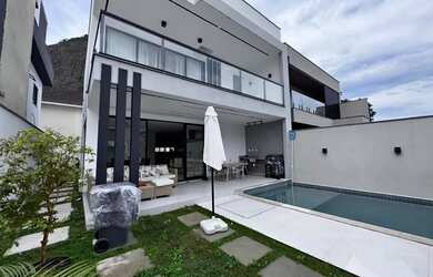 Imagem: A casa em condomínio possui 4 Dormitórios, 1 Vaga na garagem