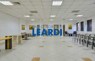 Imagem: O depósito possui 2 Vagas na garagem, 220m² de Área e está