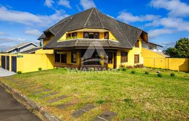 Imagem: A casa possui 4 Dormitórios, 3 Banheiros, 2 Vagas na garagem