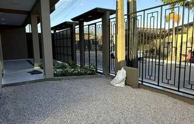 Imagem: A casa possui 2 Dormitórios, 3 Banheiros, 2 Vagas na garagem