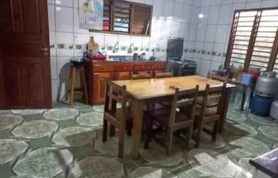 Imagem: A casa possui 3 Dormitórios, 2 Banheiros e 2 Vagas na garagem