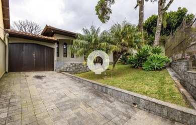 Imagem: A casa possui 3 Dormitórios, 3 Banheiros, 5 Vagas na garagem