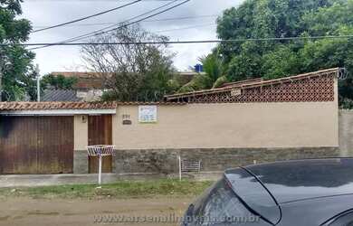 Imagem: A casa possui 3 Dormitórios, 2 Banheiros, 4 Vagas na garagem