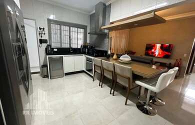 Imagem: A casa possui 2 Dormitórios, 2 Banheiros, 2 Vagas na garagem