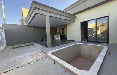 Imagem: A casa possui 3 Dormitórios, 2 Banheiros, 2 Vagas na garagem