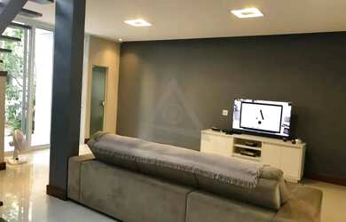 Imagem: A casa possui 2 Dormitórios, 3 Banheiros, 5 Vagas na garagem