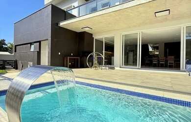 Imagem: A casa possui 3 Dormitórios, 1 Banheiro, 4 Vagas na garagem