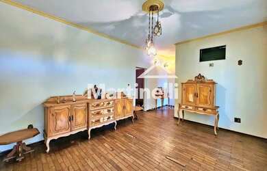 Imagem: A casa possui 3 Dormitórios, 3 Banheiros, 2 Vagas na garagem