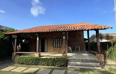 Imagem: A casa possui 3 Dormitórios, 3 Banheiros, 180m² de Área e