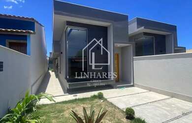 Imagem: A casa possui 3 Dormitórios, 1 Banheiro, 2 Vagas na garagem