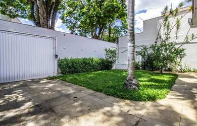 Imagem: A casa possui 5 Dormitórios, 4 Banheiros, 3 Vagas na garagem