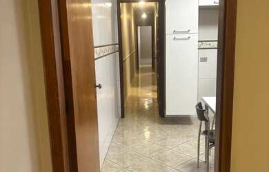 Imagem: A casa possui 3 Dormitórios, 2 Banheiros, 2 Vagas na garagem