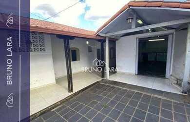 Imagem: A casa possui 5 Dormitórios, 1 Banheiro, 4 Vagas na garagem