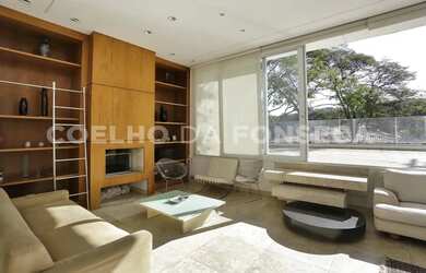 Imagem: A casa possui 4 Dormitórios, 5 Banheiros, 4 Vagas na garagem