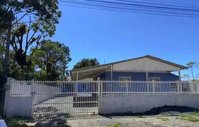 Imagem: A casa possui 5 Dormitórios, Acomodam 15 pessoas, 5 Vagas na