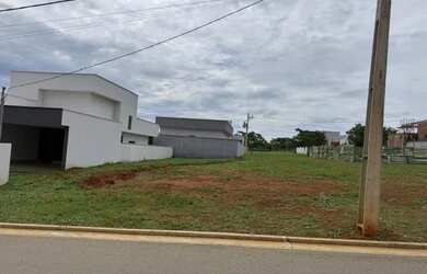 Imagem: O terreno possui 300.380m² de Área e está localizado em