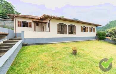 Imagem: A casa possui 5 Dormitórios, 4 Banheiros, 4 Vagas na garagem