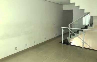 Imagem: A casa possui 3 Dormitórios, 3 Banheiros, 2 Vagas na garagem