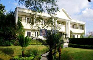 Imagem: A casa possui 5 Dormitórios, 5 Banheiros, 5 Vagas na garagem