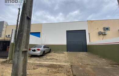 Imagem: O depósito possui 3 Vagas na garagem, 200m² de Área e está