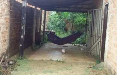 Imagem: A casa possui 2 Dormitórios, 1 Banheiro, 2 Vagas na garagem