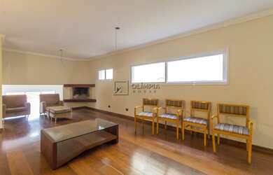 Imagem: A casa possui 4 Dormitórios, 5 Banheiros, 3 Vagas na garagem