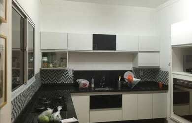 Imagem: A casa possui 3 Dormitórios, 4 Banheiros, 3 Vagas na garagem