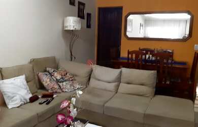 Imagem: A casa possui 3 Dormitórios, 2 Banheiros, 2 Vagas na garagem