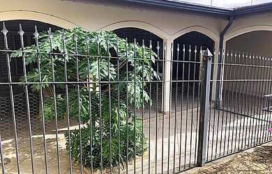 Imagem: A casa possui 3 Dormitórios, 2 Banheiros, 1 Vaga na garagem