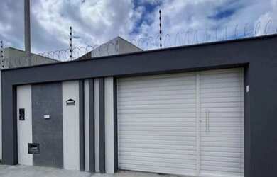 Imagem: A casa possui 3 Dormitórios, 2 Banheiros, 1 Vaga na garagem