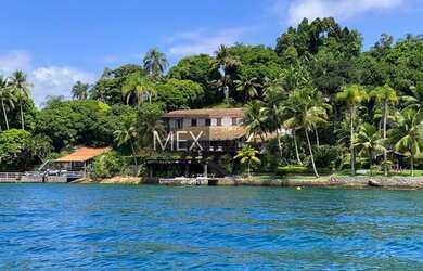 Imagem: A casa possui 5 Dormitórios, 4 Banheiros e 580m² de Área