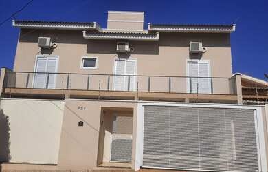 Imagem: A casa possui 3 Dormitórios, 4 Banheiros, 2 Vagas na garagem