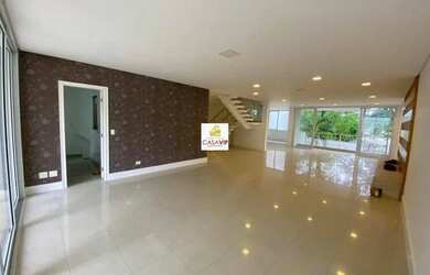 Imagem: A casa possui 4 Dormitórios, 5 Banheiros, 4 Vagas na garagem