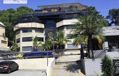 Imagem: O depósito possui 5 Vagas na garagem, 311m² de Área e está