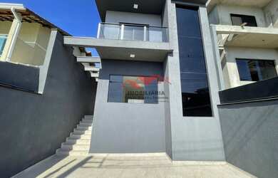 Imagem: A casa possui 3 Dormitórios, 2 Banheiros, 3 Vagas na garagem