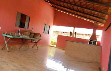 Imagem: A casa possui 2 Dormitórios, 2 Banheiros, 2 Vagas na garagem