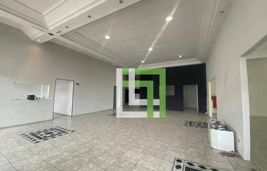 Imagem: O depósito possui 4 Vagas na garagem, 830m² de Área e está