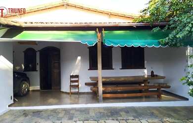 Imagem: A casa possui 3 Dormitórios, 2 Banheiros, 4 Vagas na garagem