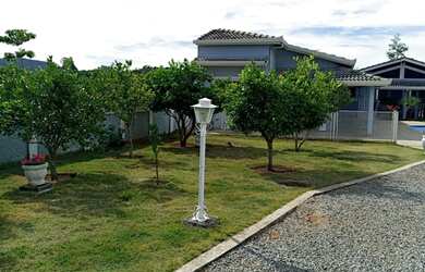 Imagem: A casa possui 4 Dormitórios, 4 Banheiros, 2 Vagas na garagem