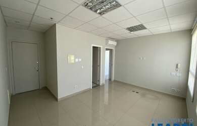 Imagem: O depósito possui 2 Vagas na garagem, 75m² de Área e está