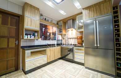 Imagem: A casa possui 3 Dormitórios, 4 Banheiros, 2 Vagas na garagem