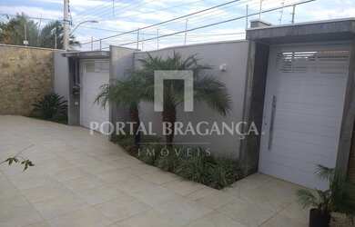 Imagem: A casa possui 5 Dormitórios, 5 Banheiros, 3 Vagas na garagem