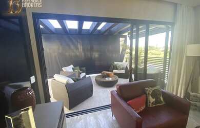 Imagem: A casa possui 3 Dormitórios, 5 Banheiros, 4 Vagas na garagem