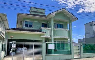 Imagem: A casa possui 3 Dormitórios, 2 Banheiros, 4 Vagas na garagem