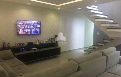 Imagem: A casa possui 3 Dormitórios, 2 Banheiros, 4 Vagas na garagem