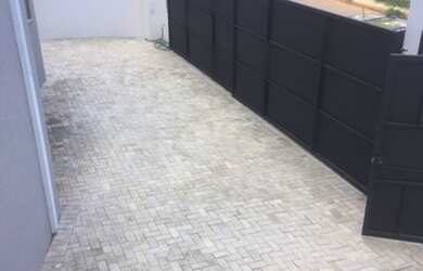 Imagem: A casa possui 3 Dormitórios, 1 Banheiro, 3 Vagas na garagem