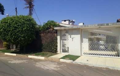 Imagem: A casa possui 3 Dormitórios, 1 Banheiro, 2 Vagas na garagem