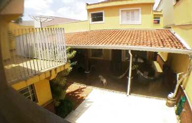 Imagem: A casa possui 3 Dormitórios, 4 Banheiros, 5 Vagas na garagem